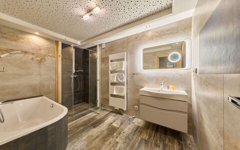 Rokytnice Nad Jizerou 2: Piso, Suelo, Diseño De Interiores, Arreglo De Tubería, Techo, Baño, Plomería, Grifo, Lavabo, Habitación