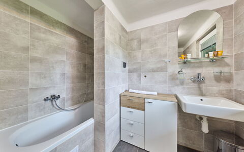Rokytnice Nad Jizerou 81: Arreglo De Tubería, Piso, Baño, Suelo, Diseño De Interiores, Lavabo Del Baño, Lavabo, Grifo, Techo, Plomería