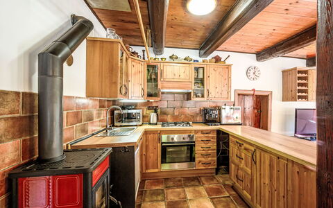 U Tří Medvědů: Cocina, Madera, Mueble, Diseño De Interiores, Mostrador, Piso, Techo, Electrodoméstico, Aparato De Cocina, Gabinetes