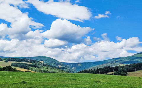 U Tří Medvědů: Cielo, Nube, Azul, Tiempo De Día, Hierba, Verde, Entorno Natural, Naturaleza, Accidentes Geográficos Montañosas, Cúmulo