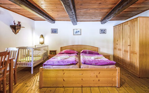 U Tří Medvědů: Madera, Diseño De Interiores, Suelo, Habitación, Piso, Techo, Habitación, Cama, Mueble, Madera Dura