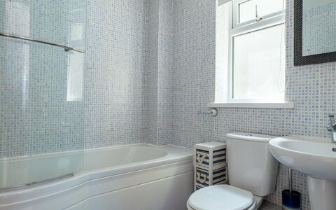Smugglers View: Baño, Arreglo De Tubería, Bañera, Piso, Suelo, Diseño De Interiores, Baño, Plomería, Loseta, Grifo