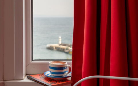 Smugglers View: Rojo, Cortina, Mar, Oceano, Cubiertas De Ventanas, Tratamiento De La Ventana