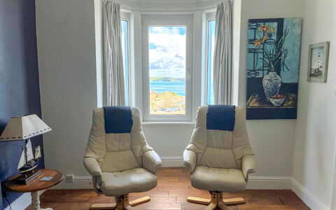 Smugglers View: Mueble, Madera, Piso, Diseño De Interiores, Suelo, Habitación, Sala, Silla, Club Silla, Suelos De Madera