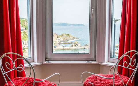 Smugglers View: Rojo, Mueble, Diseño De Interiores, Habitación, Cortina, Tratamiento De La Ventana, Cubiertas De Ventanas, Silla, La Luz Del Día, Linos