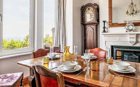 Smugglers View: Mueble, Diseño De Interiores, Madera, Piso, Mesa, Marco, Habitación, Encendiendo, Techo, Comedor