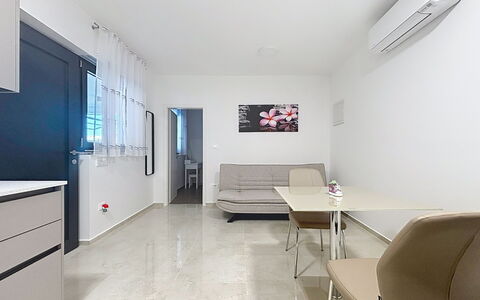 Pula 192: Piso, Suelo, Diseño De Interiores, Mueble, Techo, Habitación, Departamento, Silla, Sala