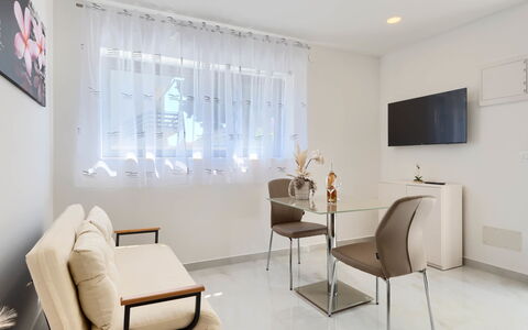 Pula 192: Mueble, Diseño De Interiores, Piso, Sofá, Suelo, Mesa, Habitación, Sala, Departamento, Encendiendo