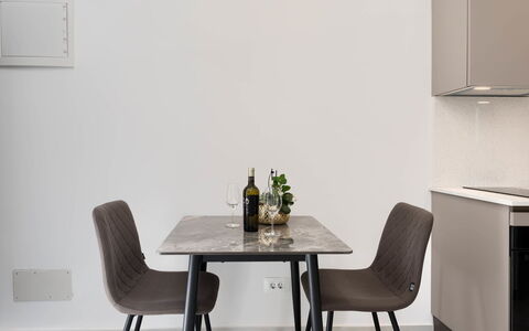 Pula 192: Mueble, Diseño De Interiores, Piso, Madera, Suelo, Mesa, Cocina Y Comedor Mesa, Comedor, Sala, Silla