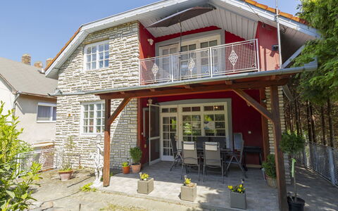 Luca: Balcón, Villa
