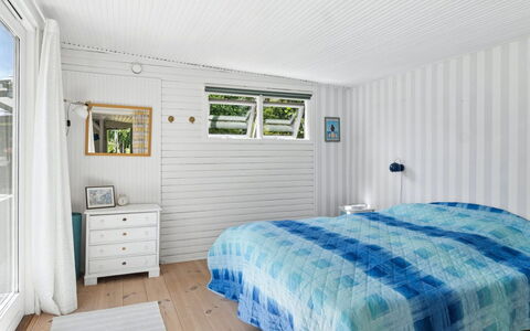 Nis - 1.4Km from the Sea: Madera, Techo, Diseño De Interiores, Habitación, Piso, Suelo, Casa, Sábana, Lecho, Cama