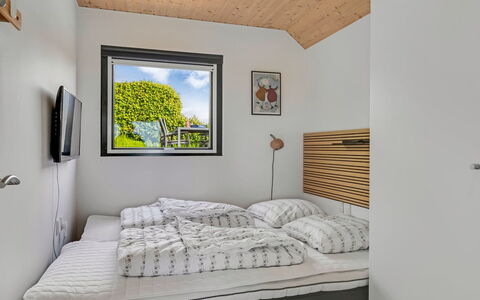 Femija - 50M from the Sea: Pared, Madera, Diseño De Interiores, Casa, Habitación, Suelo, Cama, Habitación, Techo, Lecho