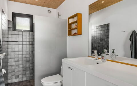 Femija - 50M from the Sea: Pared, Piso, Diseño De Interiores, Arreglo De Tubería, Suelo, Techo, Lavabo, Baño, Grifo, Plomería