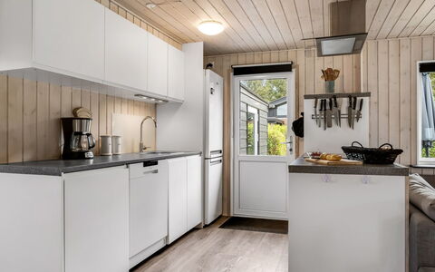 Melisande - from the Sea: Cocina, Aparato De Cocina, Madera, Electrodoméstico, Mostrador, Diseño De Interiores, Electrodoméstico, Piso, Habitación, Gabinetes