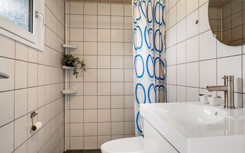Melisande - from the Sea: Arreglo De Tubería, Pared, Piso, Diseño De Interiores, Baño, Suelo, Asiento Del Baño, Baño, Lavabo, Lavabo Del Baño