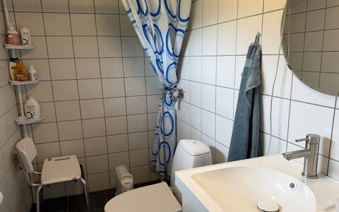 Melisande - from the Sea: Baño, Arreglo De Tubería, Asiento Del Baño, Diseño De Interiores, Lavabo, Piso, Baño, Lavabo Del Baño, Suelo, Grifo