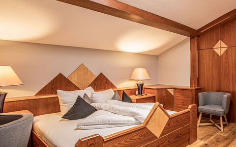 Villa 10: Mueble, Diseño De Interiores, Madera, Habitación, Cama, Suelo, Piso, Sábana, Lecho, Techo