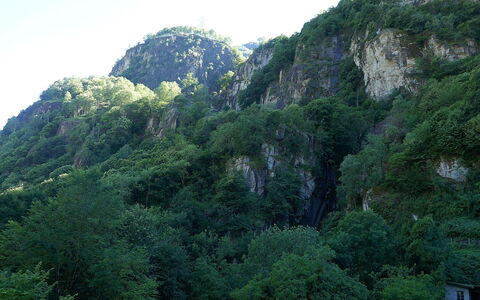 Lodrino Canyoning: Ventana, Fachada, Vía Muerta, Cabaña, Ventana De Guillotina, Pintar, Alerce