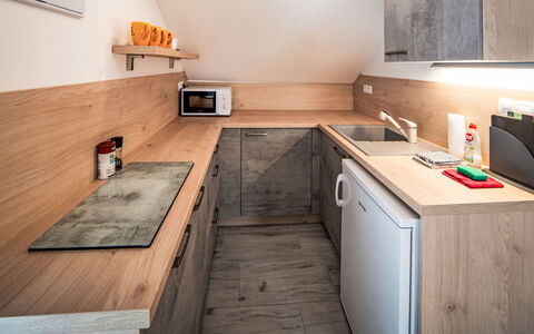 Dačice 100: Madera, Piso, Mostrador, Diseño De Interiores, Suelo, Mueble, Cocina, Suelos De Madera, Casa, Habitación