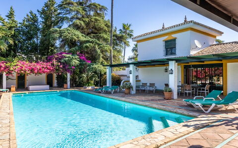 Finca Las Palmeras: Ventana, Fachada, Vía Muerta, Cabaña, Ventana De Guillotina, Pintar, Alerce