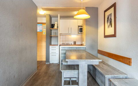 Tignes 624: Diseño De Interiores, Piso, Suelo, Techo, Departamento, Sombra, Silla, Lámpara, Lámpara, Planta De Casa