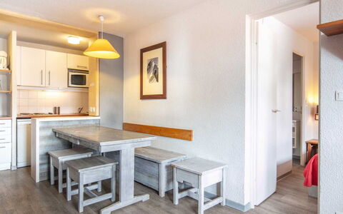 Tignes 624: Diseño De Interiores, Piso, Suelo, Techo, Departamento, Sombra, Silla, Lámpara, Lámpara, Planta De Casa