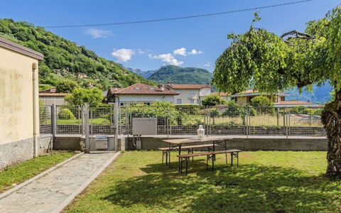 Casa Betulla: Diseño De Interiores, Piso, Suelo, Techo, Departamento, Sombra, Silla, Lámpara, Lámpara, Planta De Casa