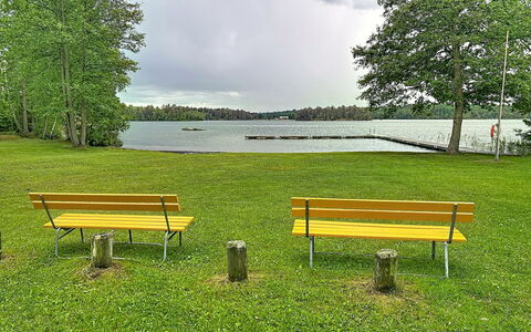 Sjöarpstugan: Banco Al Aire Libre, Hierba, Banco, Paisaje Natural, Mueble, Mueble Para Exteriores, Banco, Parque, Cobertura Del Suelo