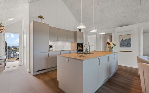Ila - 350M from the Sea: Cocina, Piso, Mostrador, Madera, Techo, Diseño De Interiores, Suelo, Lámpara, Aparato De Cocina, Gabinetes
