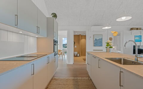 Ila - 350M from the Sea: Piso, Cocina, Suelo, Mostrador, Madera, Techo, Diseño De Interiores, Aparato De Cocina, Lámpara, Mueble