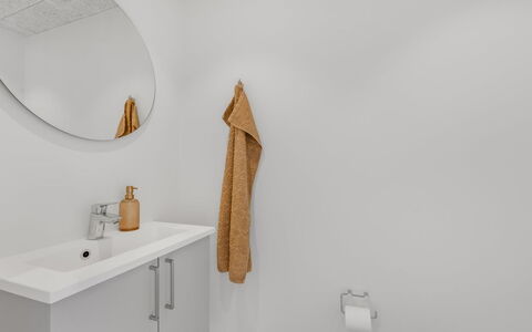 Ila - 350M from the Sea: Arreglo De Tubería, Suelo, Piso, Plomería, Grifo, Mueble De Baño, Lavabo, Lavabo Del Baño, Baño, Espejo