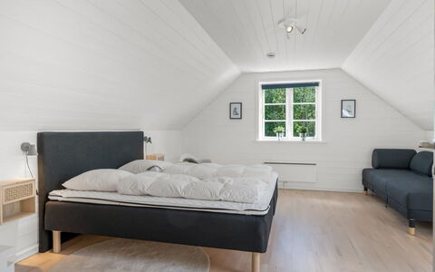 Stanko - 300M from the Sea: Madera, Habitación, Cama, Piso, Suelo, Lecho, Marco De La Cama, Diseño De Interiores, Sábana, Suelos De Madera