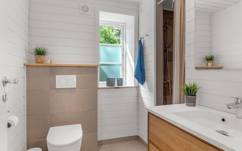 Stanko - 300M from the Sea: Piso, Baño, Arreglo De Tubería, Suelo, Madera, Baño, Diseño De Interiores, Mueble De Baño, Lavabo, Asiento Del Baño