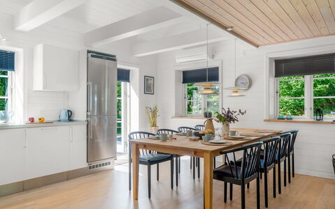 Stanko - 300M from the Sea: Mueble, Diseño De Interiores, Piso, Madera, Techo, Suelos De Madera, Suelo, Comedor, Cocina Y Comedor Mesa, Mesa