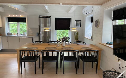 Stanko - 300M from the Sea: Mueble, Madera, Piso, Diseño De Interiores, Cocina Y Comedor Mesa, Mesa, Comedor, Silla, Suelo, Encendiendo