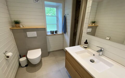 Stanko - 300M from the Sea: Piso, Arreglo De Tubería, Baño, Baño, Suelo, Asiento Del Baño, Diseño De Interiores, Plomería, Lavabo, Mueble De Baño
