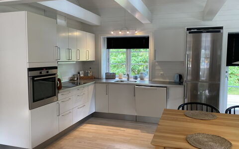 Stanko - 300M from the Sea: Piso, Mostrador, Cocina, Mueble, Madera, Diseño De Interiores, Aparato De Cocina, Suelo, Gabinetes, Electrodoméstico