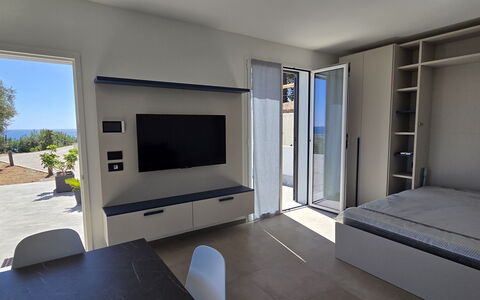 Villa Pineta della Rovere: Mueble, Departamento, Diseño De Interiores, Suelo, Habitación, Mar, Sala, Silla, Estantería
