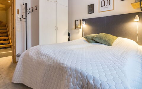 Luonnonrauha a: Cama, Mueble, Diseño De Interiores, Habitación, Piso, Suelo, Pared, Sábana, Madera, Lecho