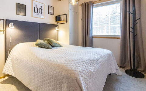 Luonnonrauha a: Cama, Habitación, Diseño De Interiores, Sábana, Mueble, Techo, Lecho, Textil, Linos, Encendiendo
