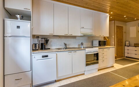 Luonnonrauha a: Cocina, Aparato De Cocina, Electrodoméstico, Mostrador, Piso, Madera, Gabinetes, Diseño De Interiores, Techo, Suelo
