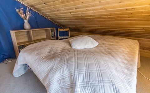 Luonnonrauha a: Habitación, Piso, Suelo, Cama, Madera, Sábana, Diseño De Interiores, Lecho, Techo, Mueble