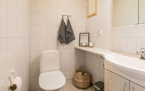 Luonnonrauha a: Asiento Del Baño, Arreglo De Tubería, Pared, Baño, Baño, Piso, Suelo, Diseño De Interiores, Lavabo Del Baño, Lavabo