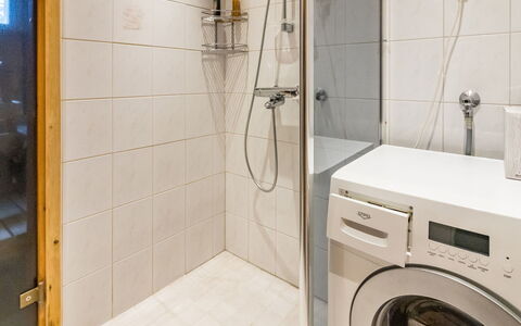 Luonnonrauha a: Piso, Diseño De Interiores, Suelo, Arreglo De Tubería, Lavadora, Baño, Techo, Habitación, Plomería, Encendiendo