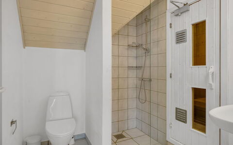 Hildegard - 50M from the Sea: Suelo, Piso, Arreglo De Tubería, Pared, Madera, Diseño De Interiores, Baño, Techo, Baño, Habitación
