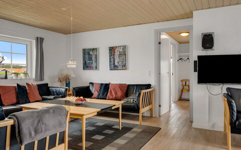 Hildegard - 50M from the Sea: Mueble, Piso, Madera, Diseño De Interiores, Techo, Suelo, Habitación, Suelos De Madera, Casa, Sala