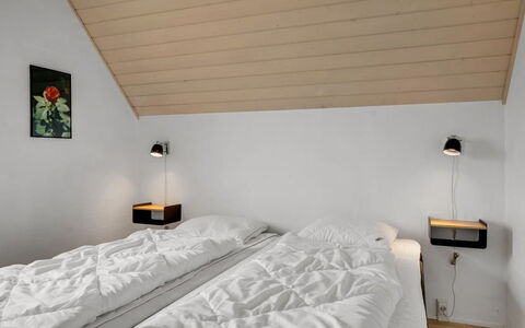 Hildegard - 50M from the Sea: Pared, Habitación, Cama, Madera, Diseño De Interiores, Piso, Suelo, Techo, Sábana, Lecho