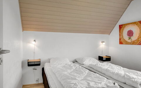 Hildegard - 50M from the Sea: Diseño De Interiores, Piso, Cama, Suelo, Habitación, Madera, Techo, Mueble, Lecho, Sábana