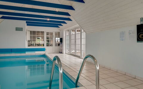 Hildegard - 50M from the Sea: Piso, Suelo, Techo, Diseño De Interiores, Piscina, Mueble, Material Compuesto, Recurso, Silla, Diseño