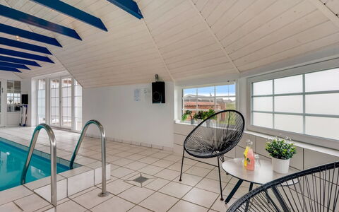 Hildegard - 50M from the Sea: Piso, Suelo, Diseño De Interiores, Techo, Mueble, Material Compuesto, Puerta, Recurso, Piscina, Silla